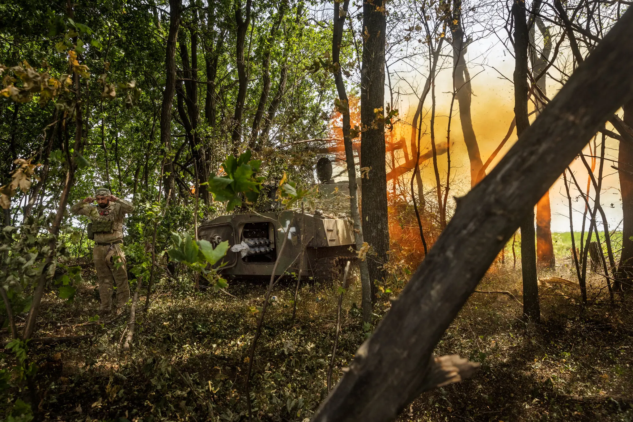 Солдати 36-ї української бригади ведуть вогонь по сусідніх російських траншеях на лінії фронту на півдні України в червні